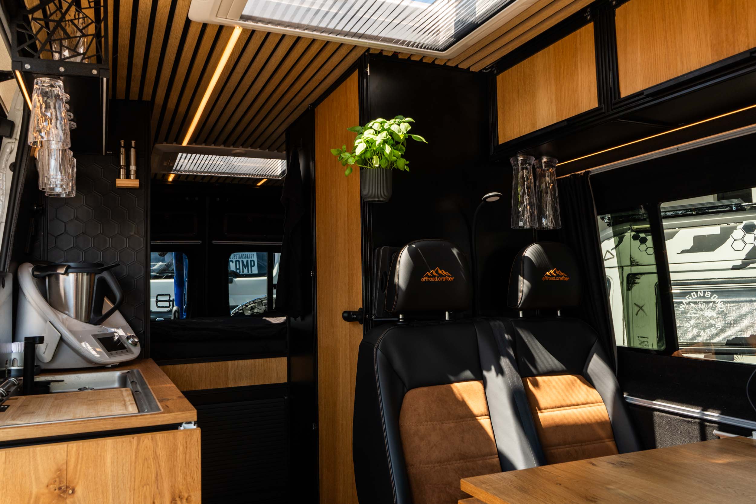 VW Crafter Camperausbau mit Aluprofilen und epicPLY: Roomtour mit Dennis