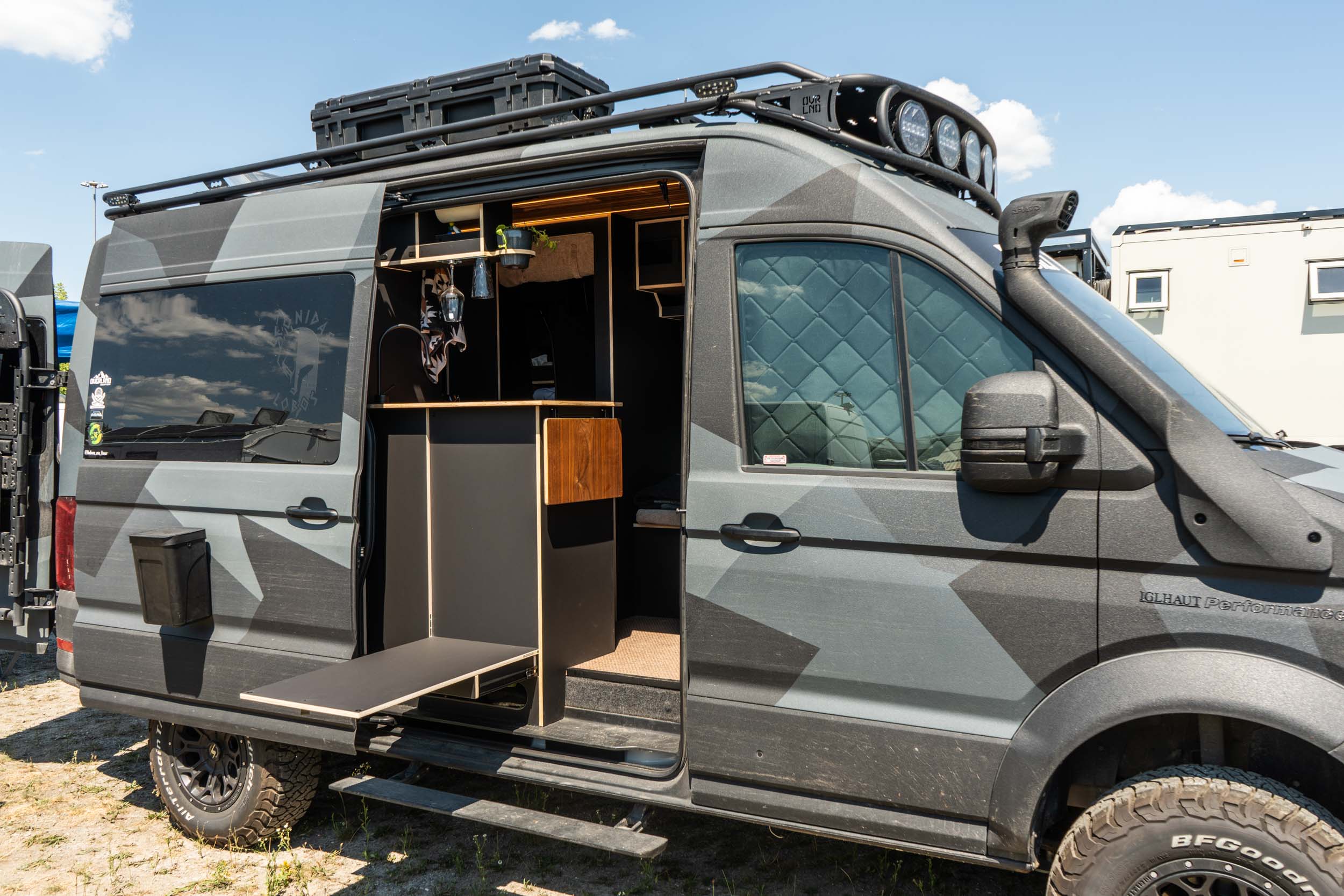 VW Crafter Akela: Offroad-Camper mit cleverem Ausbau aus epicPLY