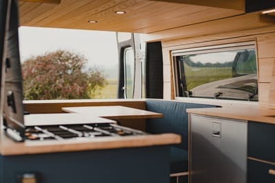 Der Ausblick aus einem Camper, der mit dem passenden Holz für Camper Ausbau gebaut wurde